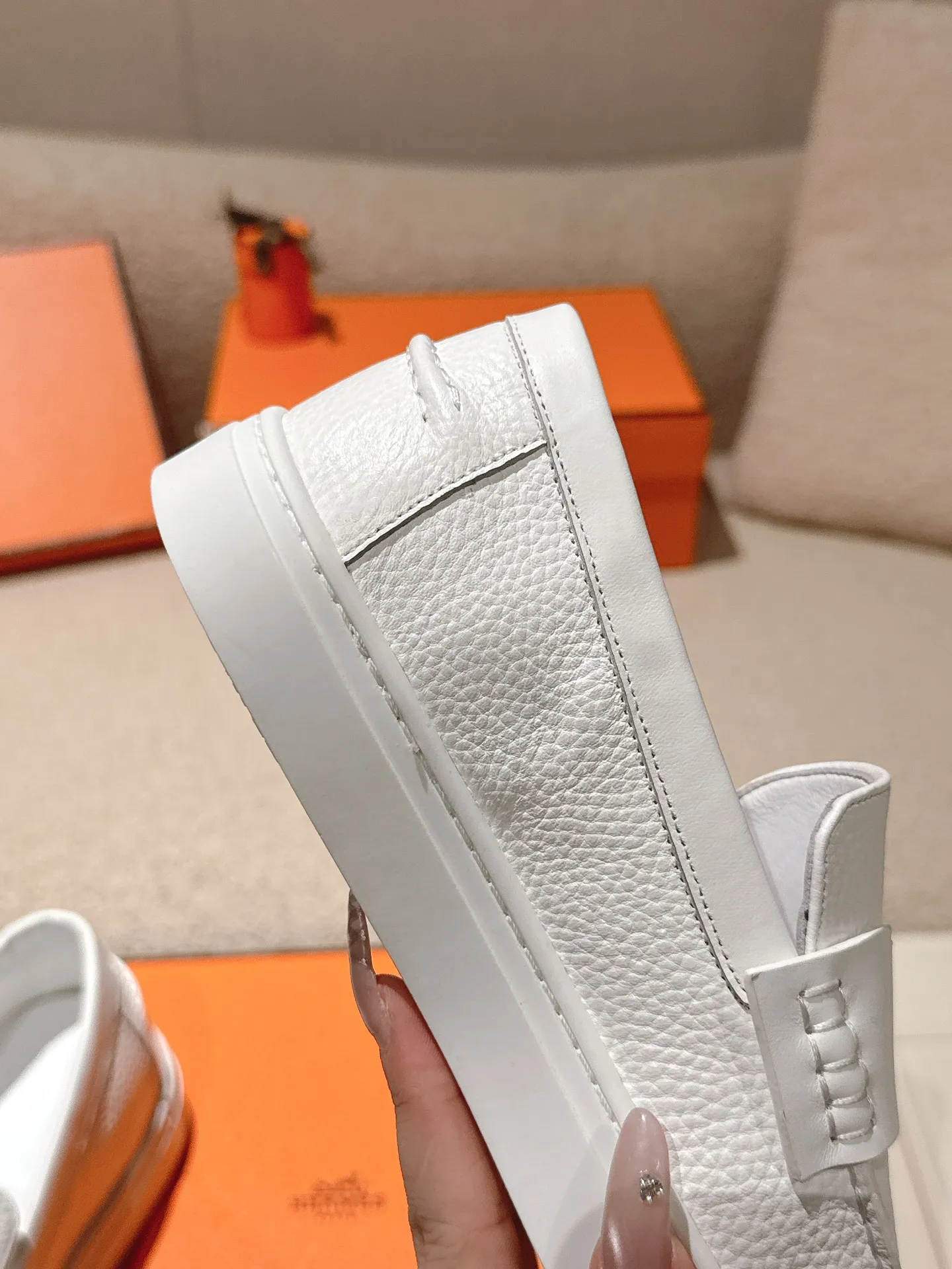 Men's men's shoes P620! Hermes# Thick Sole Couple Loafers These lace-up free sneakers in calfskin and washed denim feature signature "H" details. The design is simple and smooth, creating a fashionable urban look. It is comfortable and versatile. H family classics are not outdated, and the delivery counter is beautifully packaged🛍📦 Fabric: Original customized washed denim/first-layer cowhide Lining: Imported soft sheepskin Sole: Original open-molded anti-slip TPU material Size: 35-45